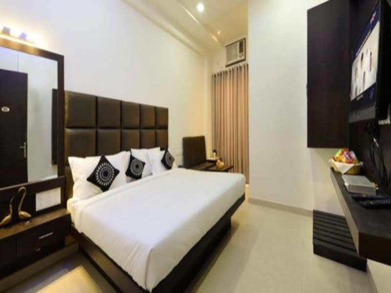 Hotel Madhushrie Агра Экстерьер фото