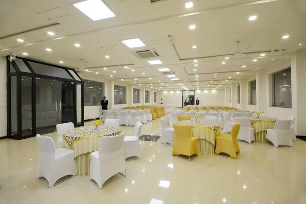 Hotel Madhushrie Агра Экстерьер фото