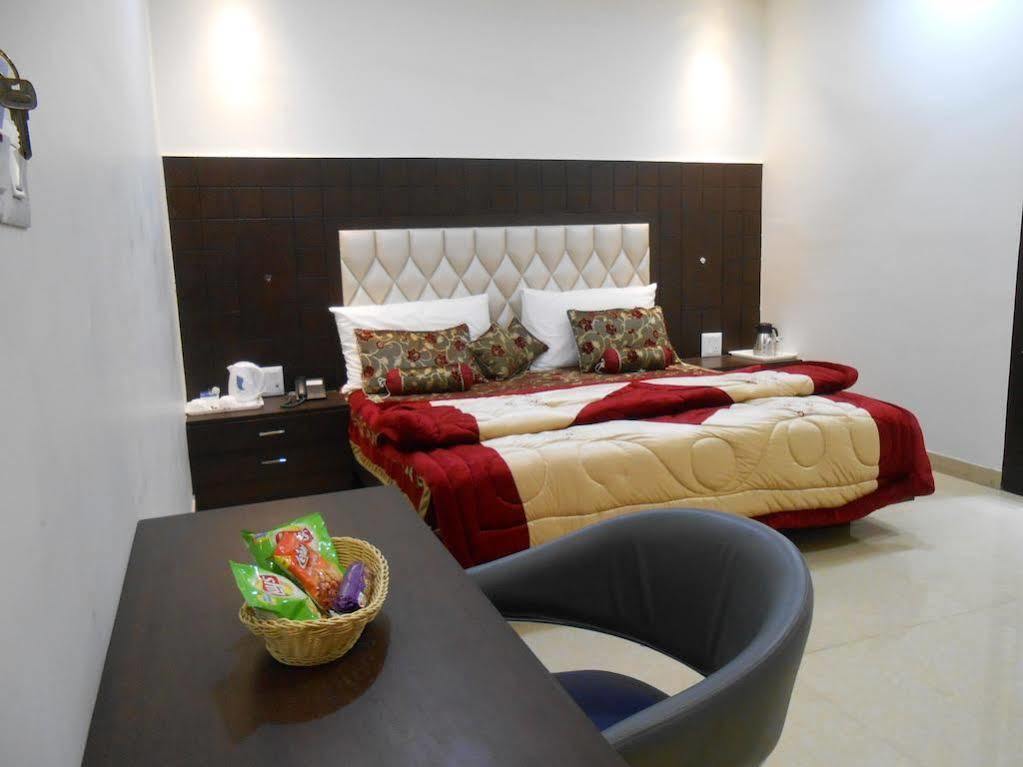 Hotel Madhushrie Агра Экстерьер фото