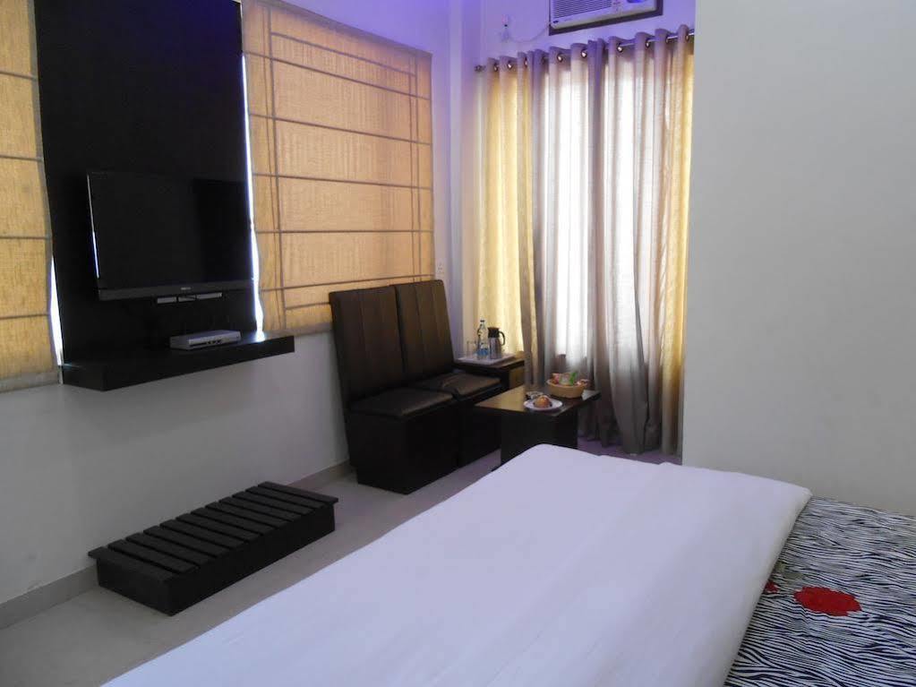 Hotel Madhushrie Агра Экстерьер фото